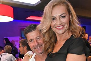 Podprsenku nechala doma? Cvičitelka Hanka Kynychová na filmové premiéře ukázala bradavky. Manžel si ji radši hlídal - Super.cz